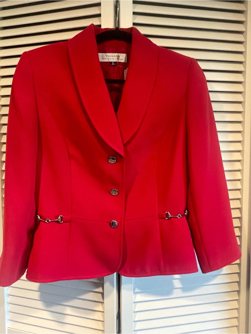 Tahari Red Women's 2 Piece SUIT Tailored Blazer Jacket, pleated skirt.  Lined!